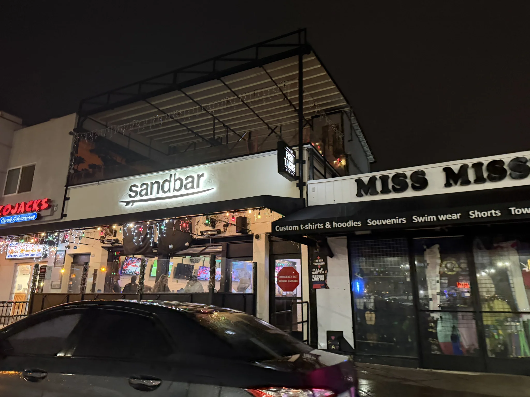 Sandbar Sports Grill happy hour in Mission Beach, San Diego