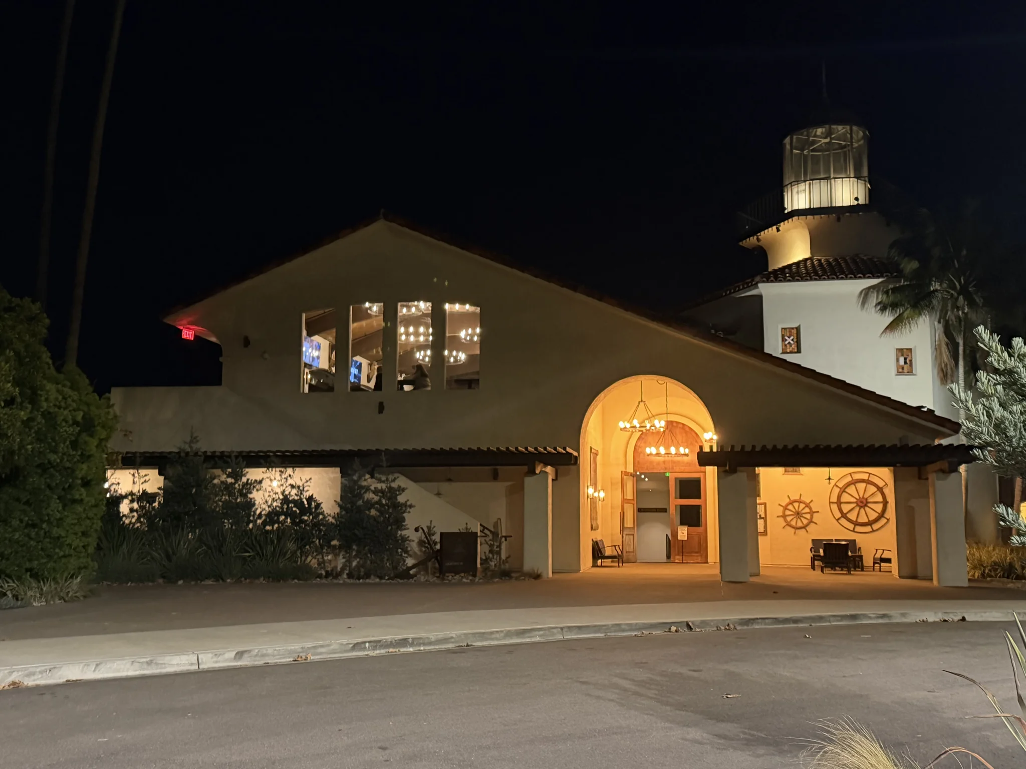 Tom Ham's Lighthouse - Happy Hour in Harbor Island